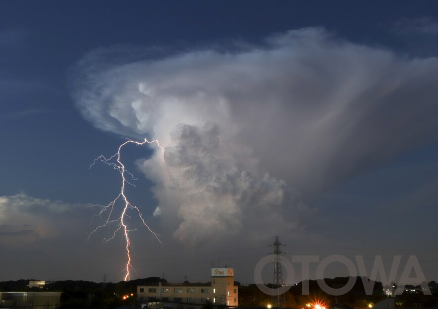 第16回 雷写真コンテスト受賞作品 学術賞 -かなとこ雲の杖-